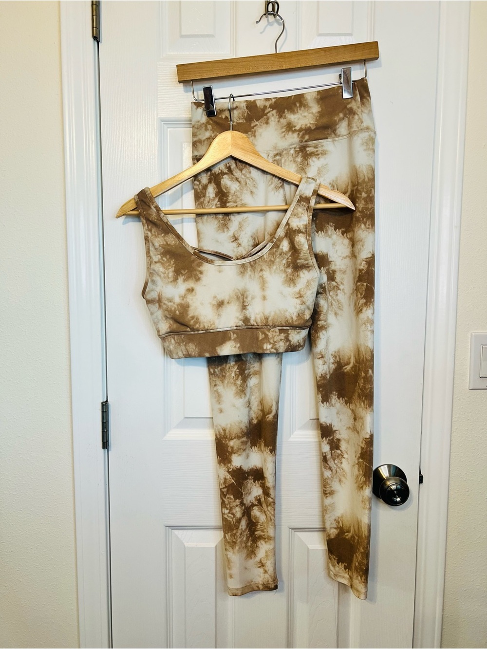 Tie-Dye LA+IMAGE brand Active Leggings and Sports Bra Set - Brown/Cream, size M